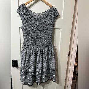 Max Studio Black and White Geometric Midi Dress